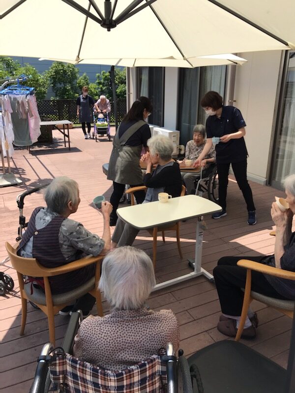 毎朝の ” 元気でる体操 “＆ テラスカフェ（グループホームあおぞら） 社会福祉法人 王寿會